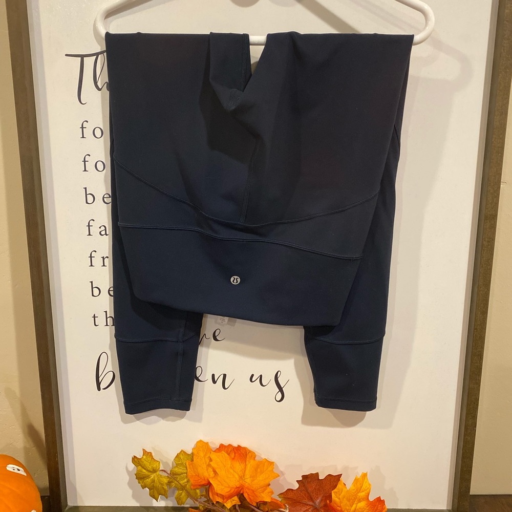 These are navy blue lulu lemon leggings. Size 8 women’s!